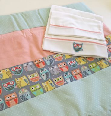 Conjunto de sábana y cobertor para cuna diseño Buhos